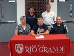 Justin Cavender(Center) signs to play for Brad Warnimont at the University of Rio Grande.